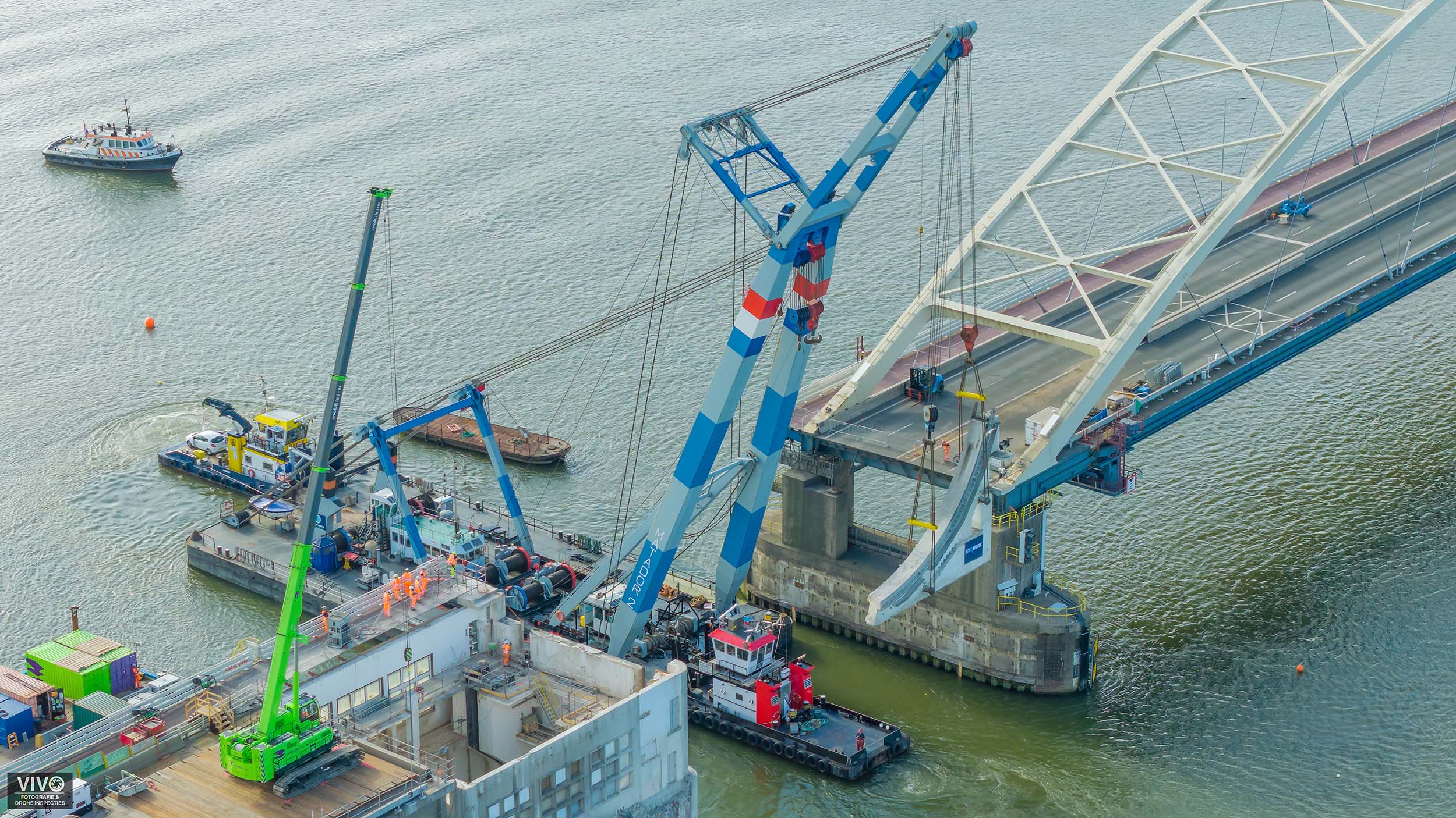 Dronefoto van het uithijsen bij de Papendrechtse brug