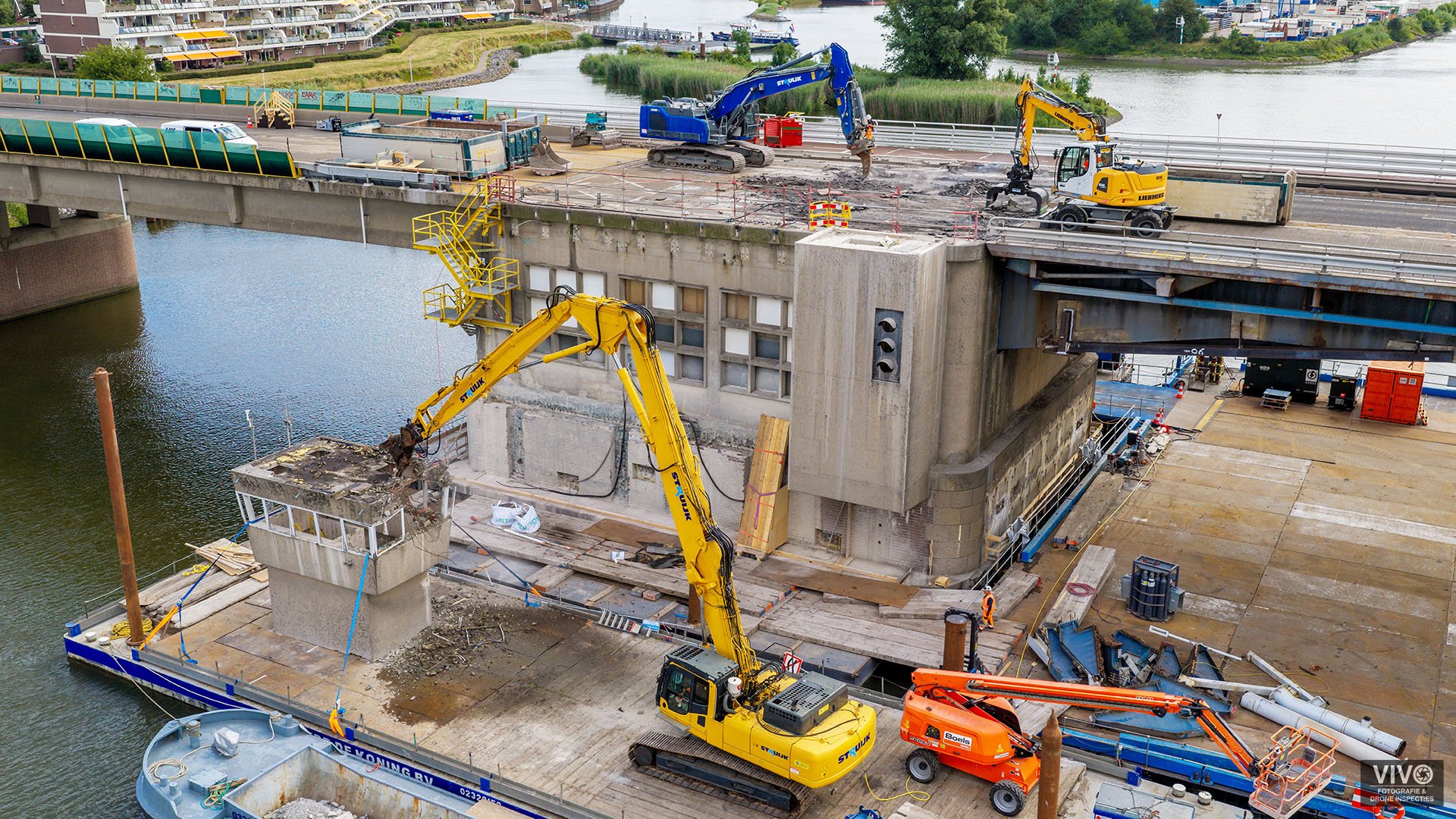 Luchtfoto van sloopwerk aan de Papendrechtse brug