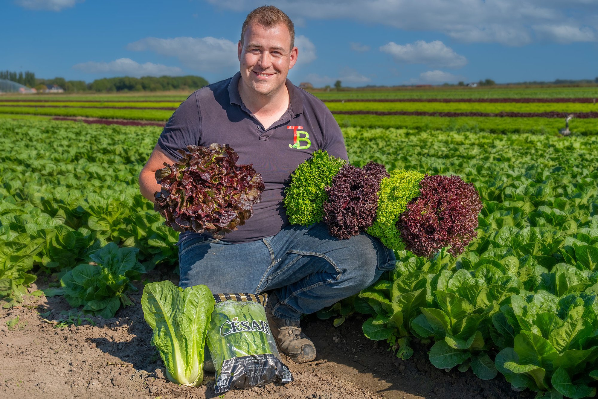 Mart Boender van Tuinderij Boender met verse slasoorten op het land