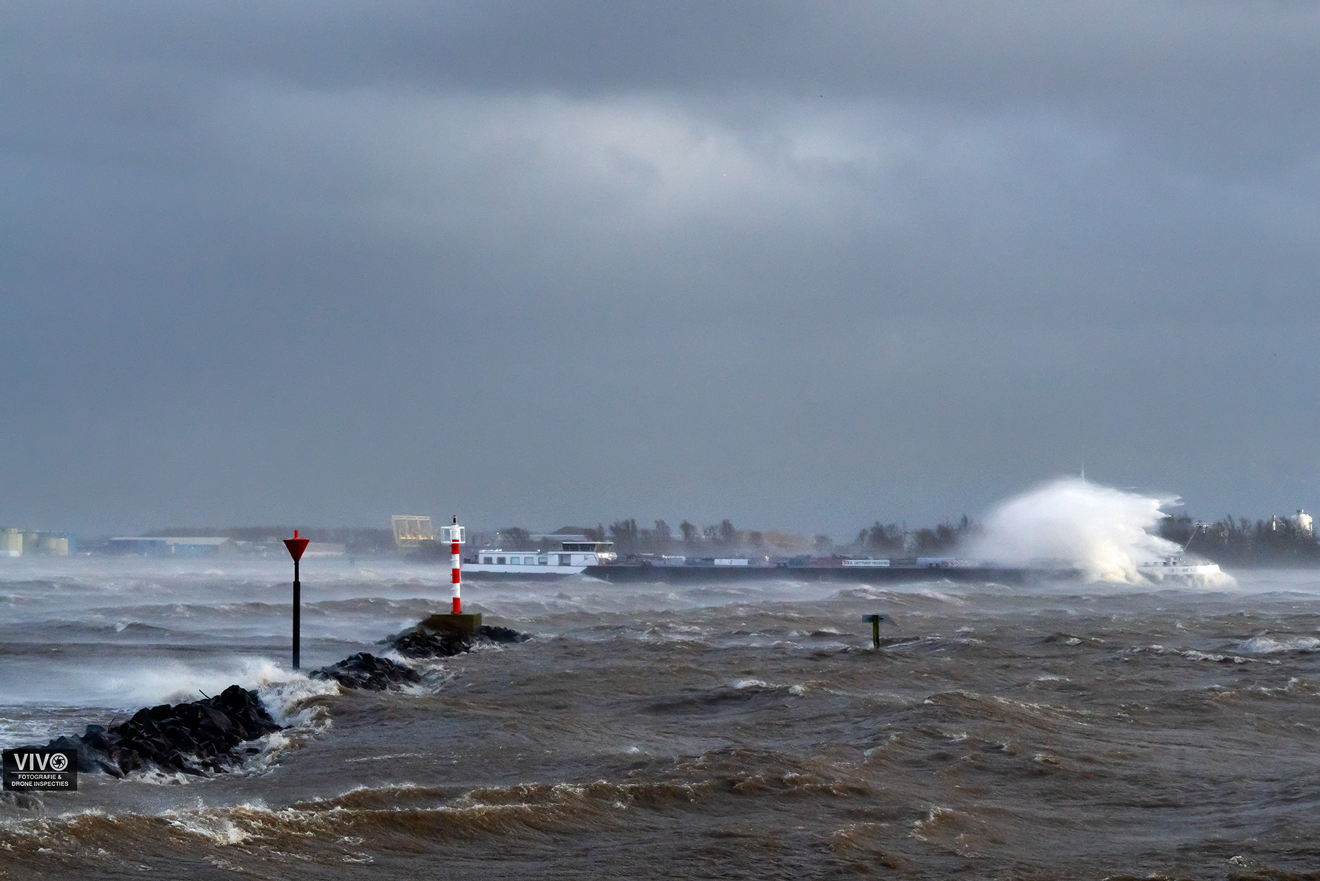 binnenvaartschip in de storm