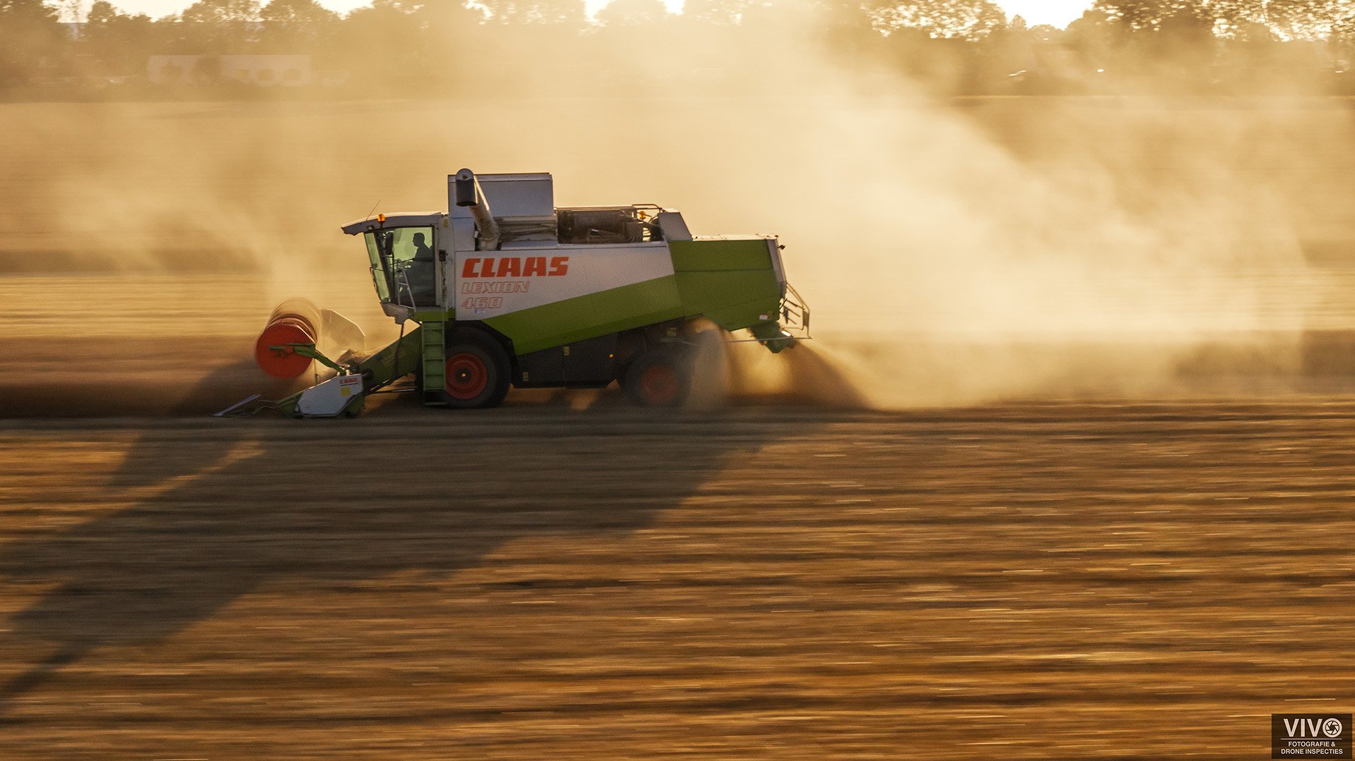 Dronefoto van een Claas maaidorser in de Hoeksche Waard