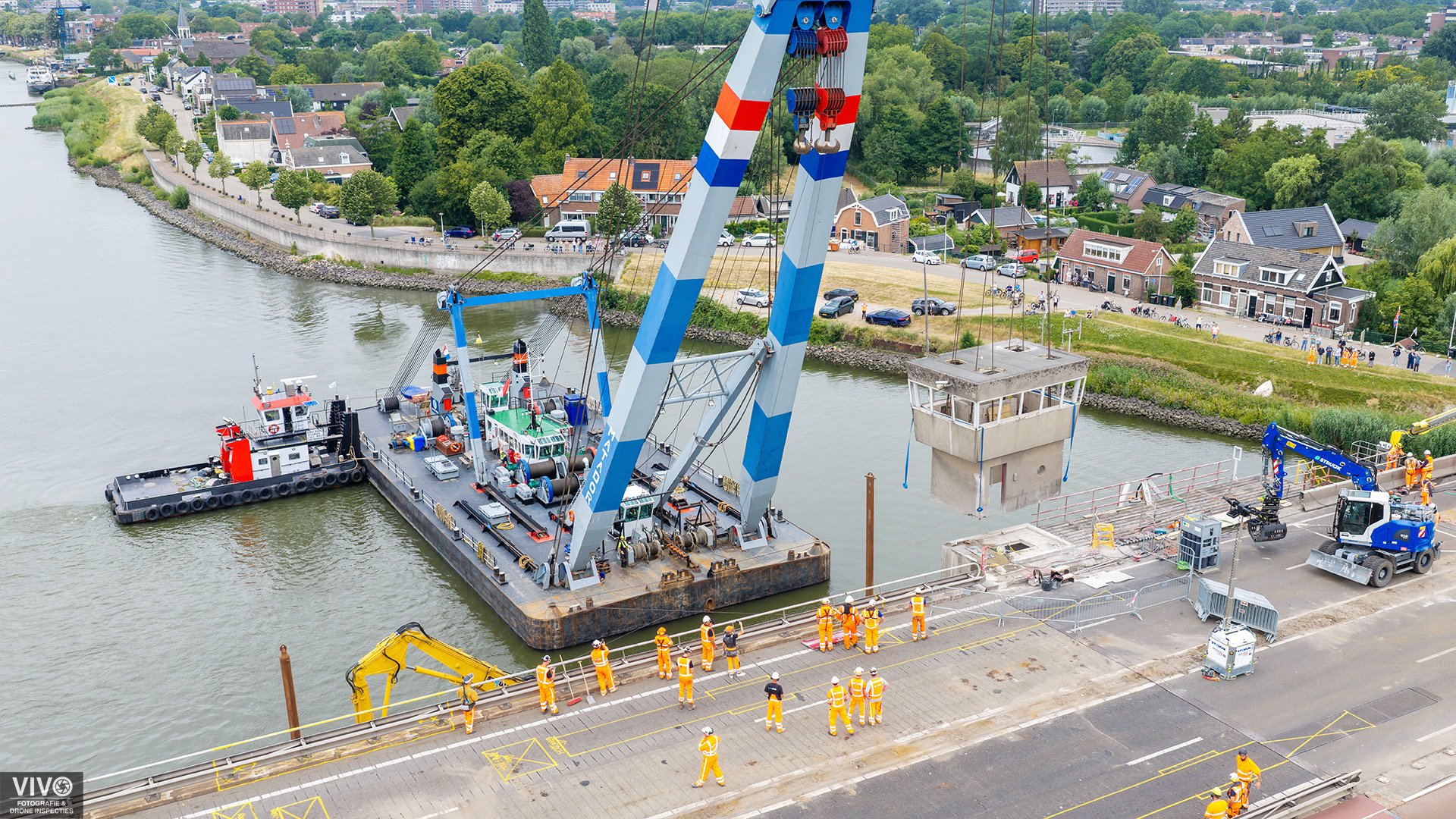 Dronefoto van Struijk sloopwerkzaamheden bij een brug